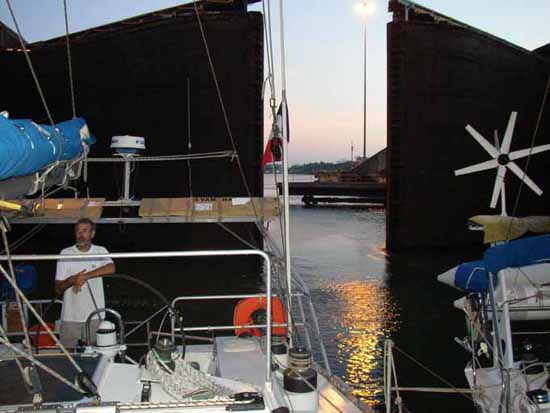 Les portes se ferment sur la mer des Caraibes