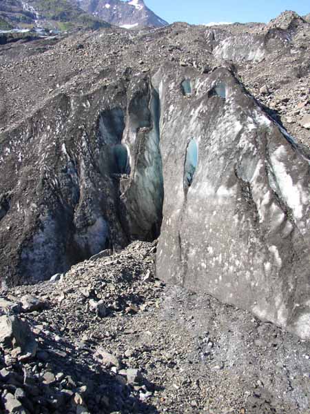 Glace recouverte de gravas